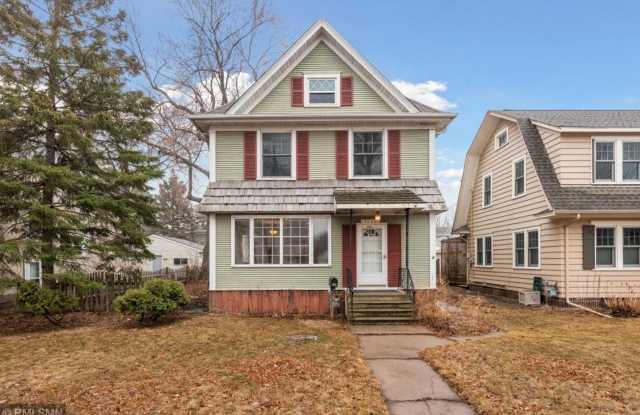 June 2023 ~ Cute 5 bedroom house. Spacious bedrooms. In unit laundry and dishwasher. - 1522 West Minnehaha Avenue, St. Paul, MN 55104