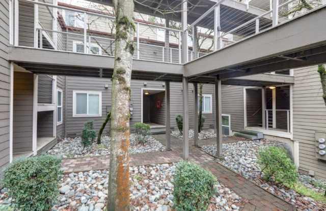Lovely and Spacious 2 BR/2 Full BA Issaquah Condo. Great Location ! Gallery 3