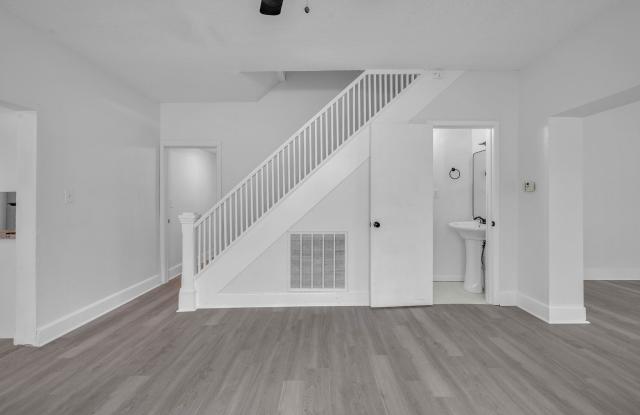 1128 W Broadway Street Gallery 3