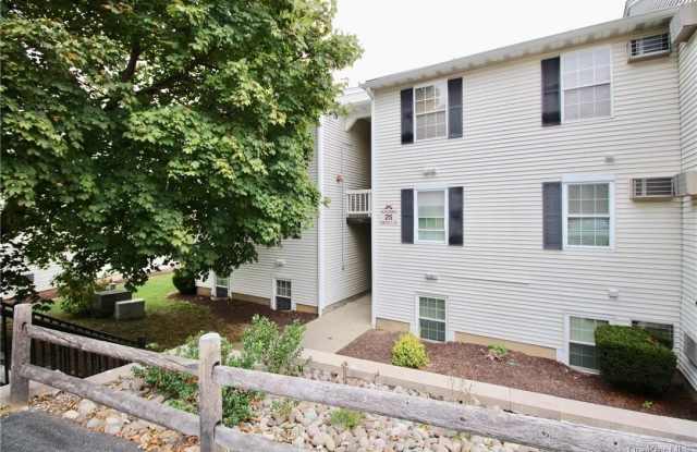 25 Lexington Hill Gallery 1