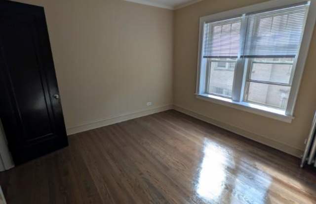 6711 North Greenview Avenue Gallery 3