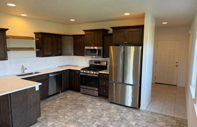 Quiet 3 bedroom/2.5 bathroom duplex! Gallery 4