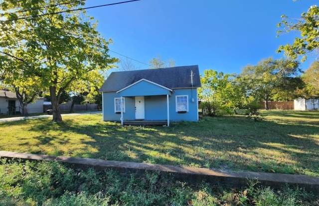 301 W Saunders Street - 301 West Saunders Street, Trenton, TX 75490