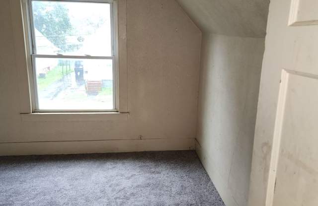Single Family Home W/Large Yard & Off Street Parking photos photos