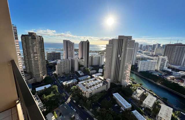 411 Hobron Lane #3704 – High-Floor Waikiki Rental Gallery 3
