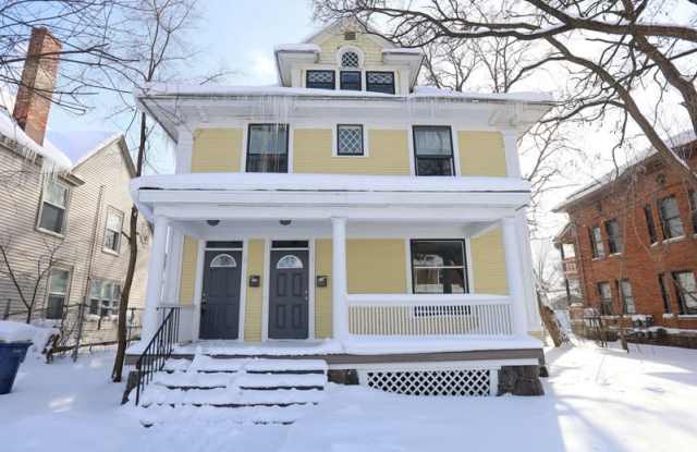 1222 Wealthy Street Southeast - 2 photos photos