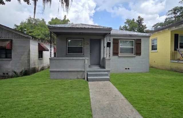 Spacious 3-bedroom/2 bath Bungalow - minutes from downtown Savannah! Gallery 3