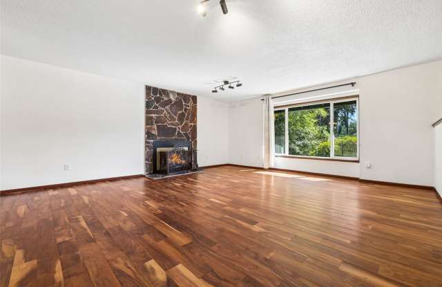 Fantastic home on large lot! Gallery 4