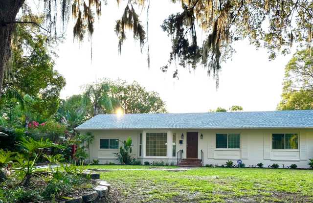 Great 4 Bedroom Mid-Century Home on 1/4 Acre in Rock Lake photos photos
