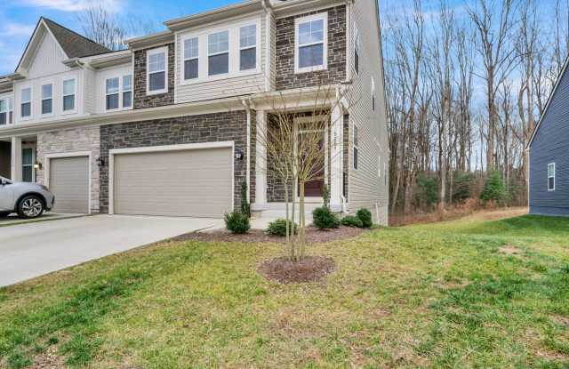 Spacious 3 Bedroom 3.5 Bath Townhome with Finished Basement  First‑Floor Suite Near I‑64 photos photos