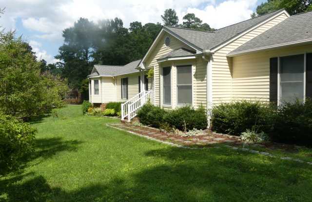 4 bedroom home with inlaw suite in down town Gloucester photos photos