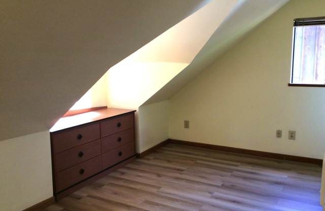 Studio Garage Apartment - Des Moines - Available Now! Utilities Included! Gallery 4