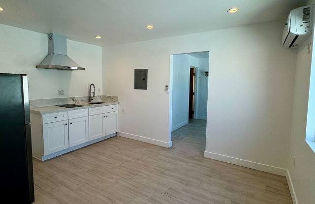 Modern 1-Bedroom Upper Unit in Boutique Mid-City Building Gallery 2