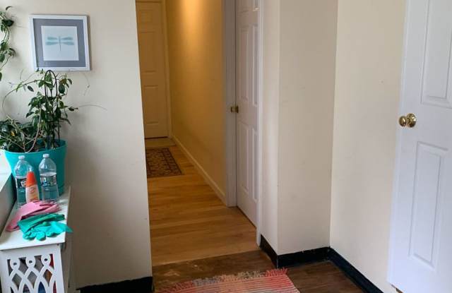 6 bedroom, 2 bathroom house Gallery 4