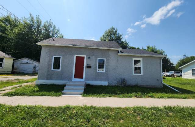 3BR Home with Modern Kitchen in Knoxville, IA photos photos