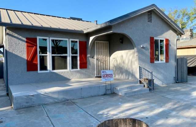 $2,050 Charming 2 Bedroom Home with beautiful Covered Deck -Butler  Orange - E. Townsend Way, Fresno photos photos