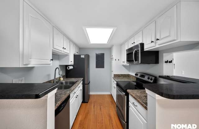 Charming 2BR Condo in Denver - Available NOW! Gallery 3