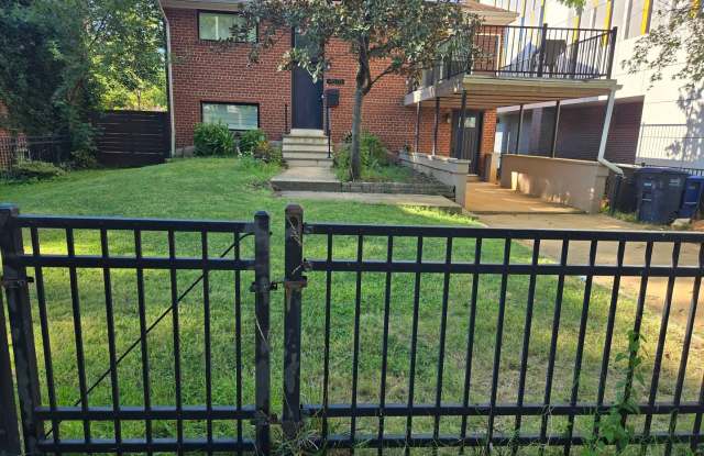 Spacious detached home walking distance to Metro Gallery 4