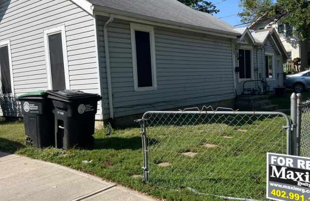 Florence 3 bed 2 bath $1350, fully fenced yard, off street parking - 6860 North 28th Avenue, Omaha, NE 68112