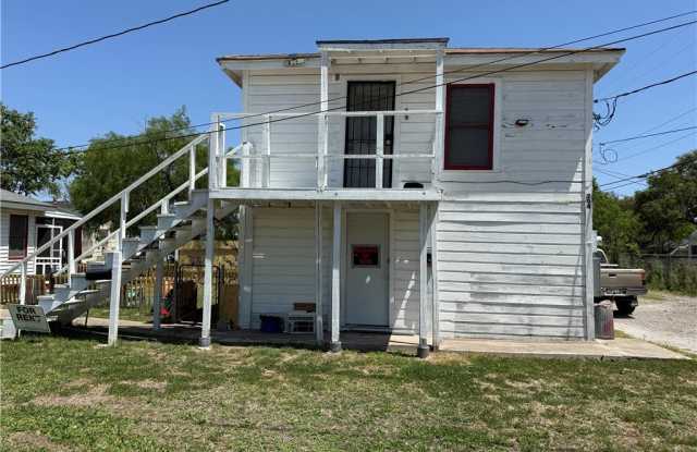 204 N Sunshine Street unit: Up - 204 North Sunshine Avenue, Sinton, TX 78387