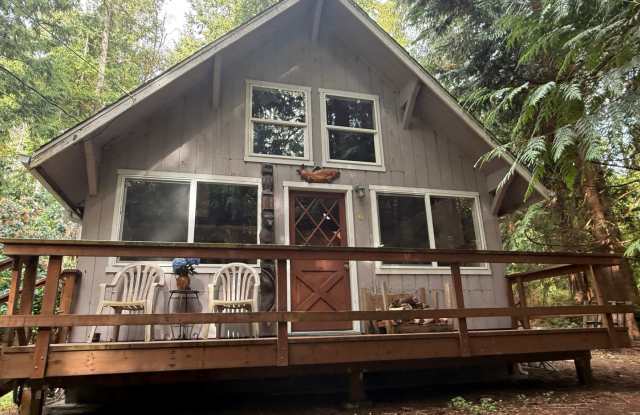 Cozy Cabin in Shore Woods Neighborhood Gallery 1