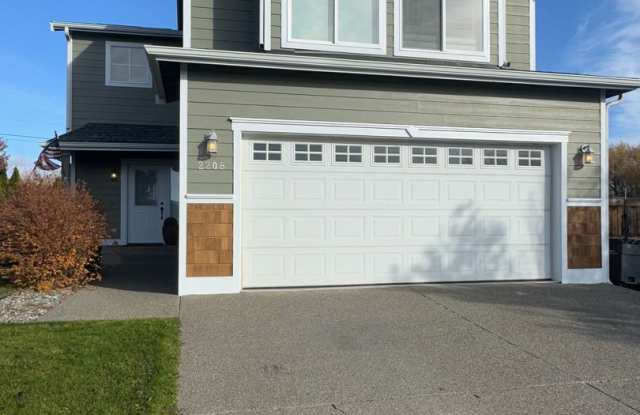 Beautiful Rental with Oversized Yard  Open Layout photos photos