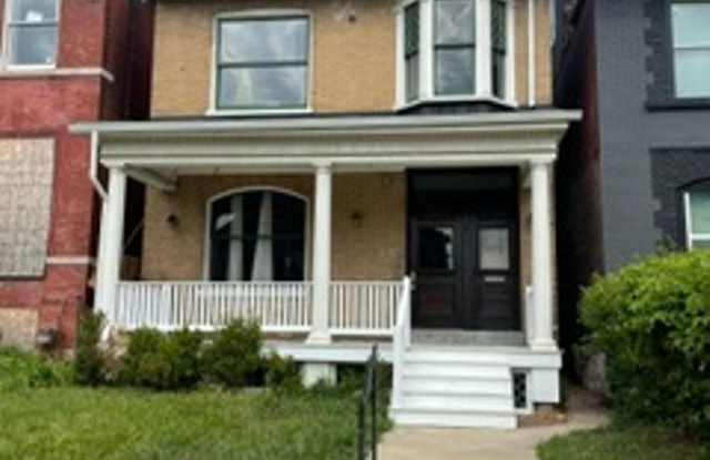 3 Level Fountain Park 4 bedroom. 3.5 bathroom rehabbed home. Gallery 1