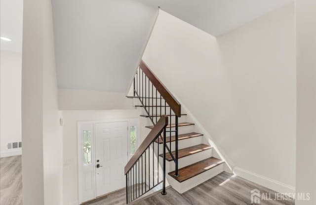 17 Emerald Lane Gallery 4