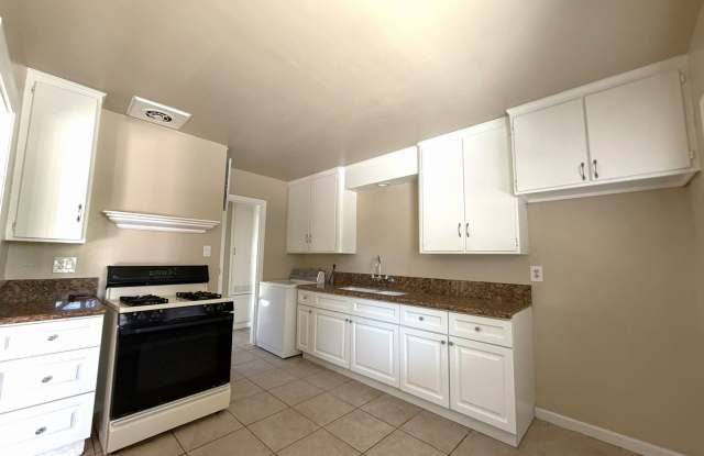 Charming 3-Bedroom Home with Spacious Backyard in Oxnard! Gallery 4