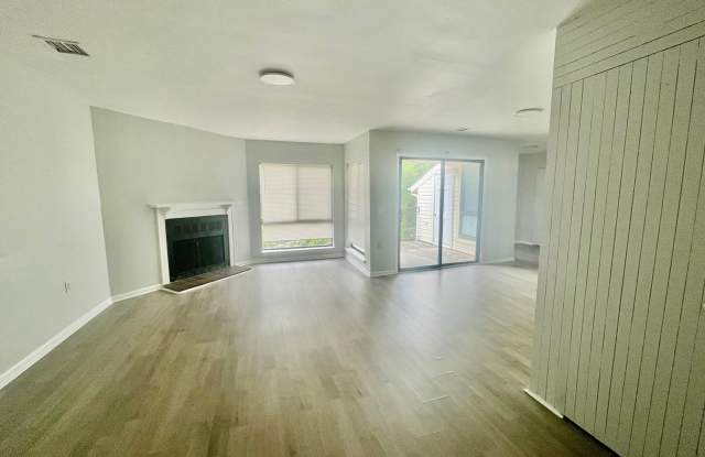 Top-floor 2-bedroom, 2-bath residence in Charlotte Gallery 3