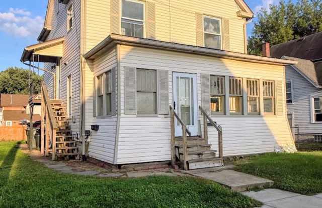 Three bedroom one bathroom 2nd level apartment for rent Gallery 1