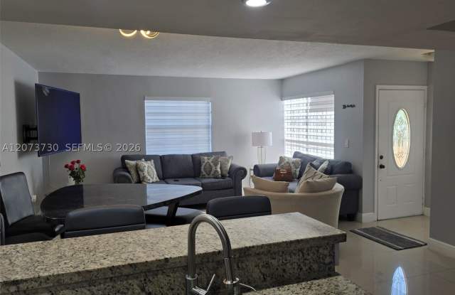 12025 SW 19th Ln Gallery 3