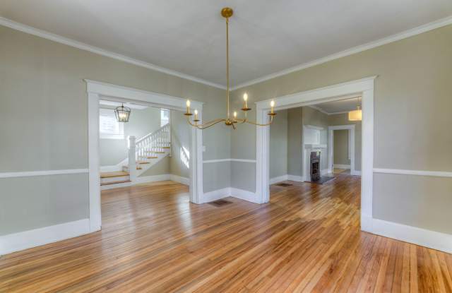 Beautiful 4-Bedroom Home with Hardwood Floors & Modern Kitchen Gallery 3