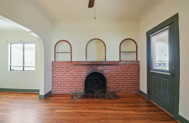 Charming Older Home A/C 3 Bed 2 Bath Wood Floors, Huge Back Yard Gallery 4