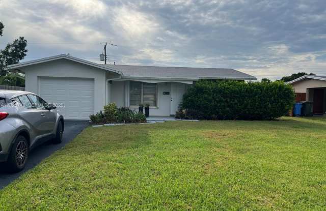 4460 NW 18th Ave photos photos