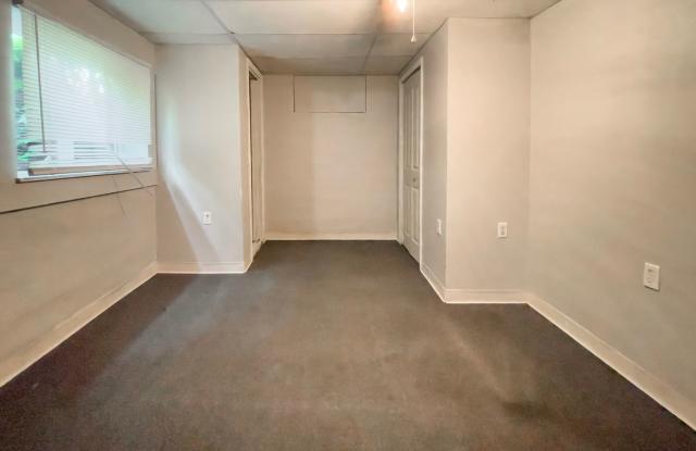 3 Bedroom Home with Hardwood Style Flooring, Close to Campus: In-Unit Washer/Dryer Gallery 4