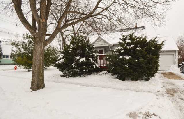 3 bedroom home on corner lot with beautiful hardwood floors! - 1422 2nd Street Southeast, Rochester, MN 55904