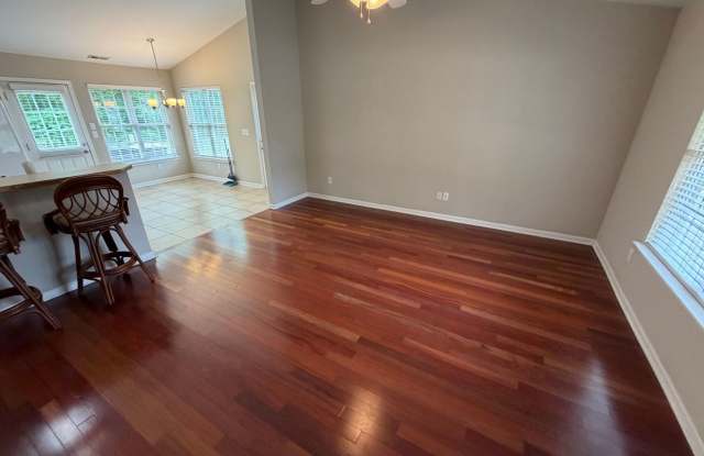 Room in 3 Bedroom Home at Ridge Ave Gallery 3