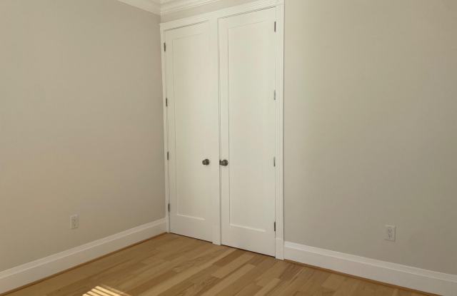 712 E SE Gallery 3