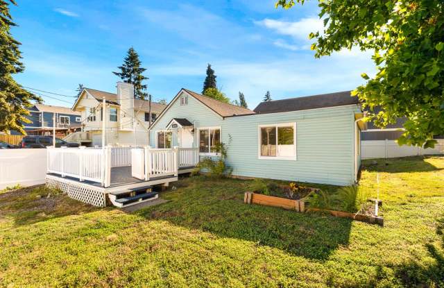 White Center/Burien 3 Bedroom Rambler - Large Fenced Yard photos photos