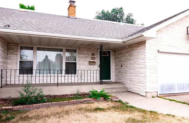 4 Bedroom 3 Bathroom - South Fargo - All Utilities Paid! Gallery 1