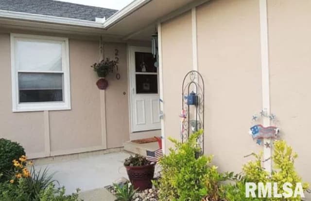 2210 E 38TH Place - 2210 East 38th Street Court, Davenport, IA 52807