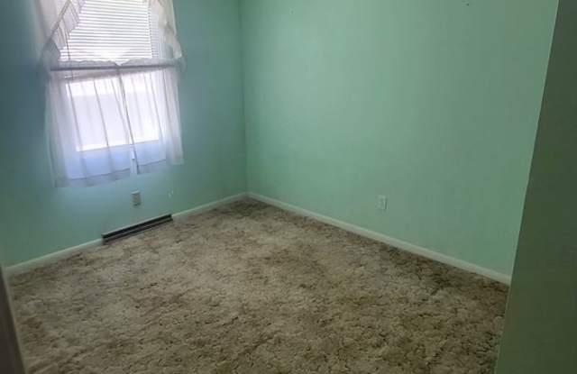4 bedroom 1.5 bath home North Side Springfield 1375.00 photos photos