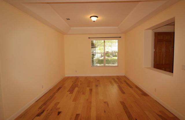 Peacock Creek! Beautiful 4 bedrooms, 3 baths, 3030 square feet. Gallery 4