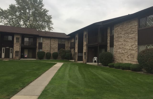Dover Glen Condominuims 22 - 266 East 13 Mile Road, Madison Heights, MI 48071