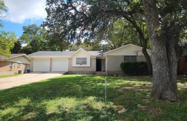 FOR LEASE!! Spacious Home - 1006 Nancy Beth Drive, Kerrville, TX 78028