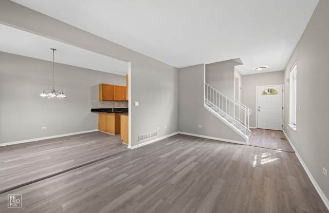 End Unit Three Bedroom Two and a Half Bath in North Naperville Gallery 3