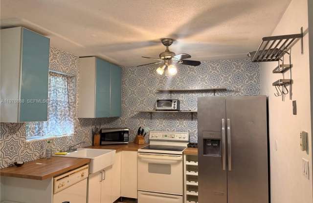 1104 N 17th Ct photos photos