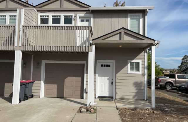 Charming 2 Bedroom 2 Bath Townhome Gallery 1