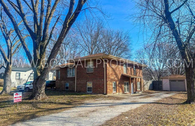 3 Bedroom 1 Bath Duplex in Clive with fenced in backyard - 1645 Northwest 81st Street, Clive, IA 50325